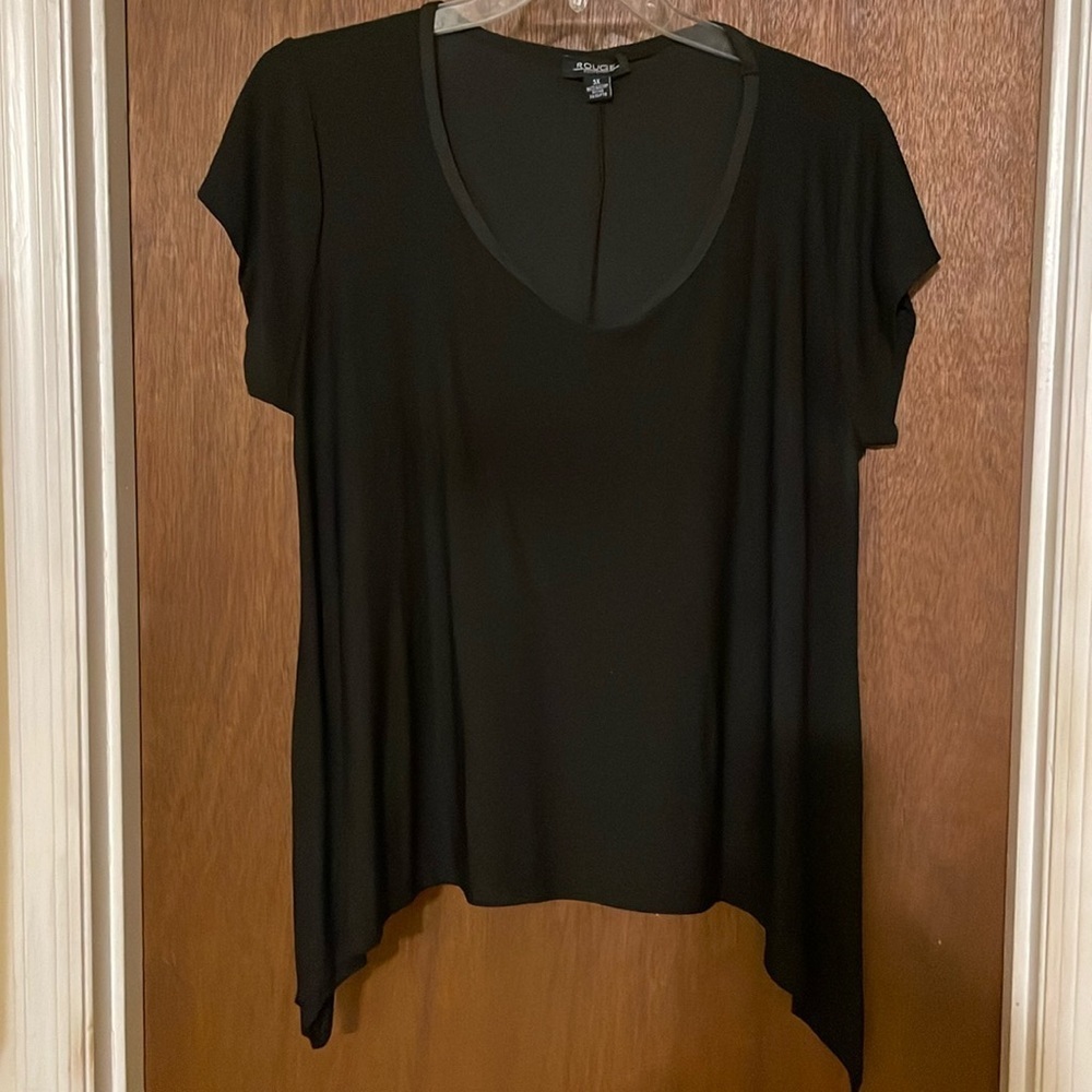 Rouge shark bite black round neck blouse​​​